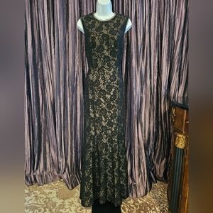 Adrianna Papell. Sz. 6. E Live from the Red Carpet.  Black Knit Lace